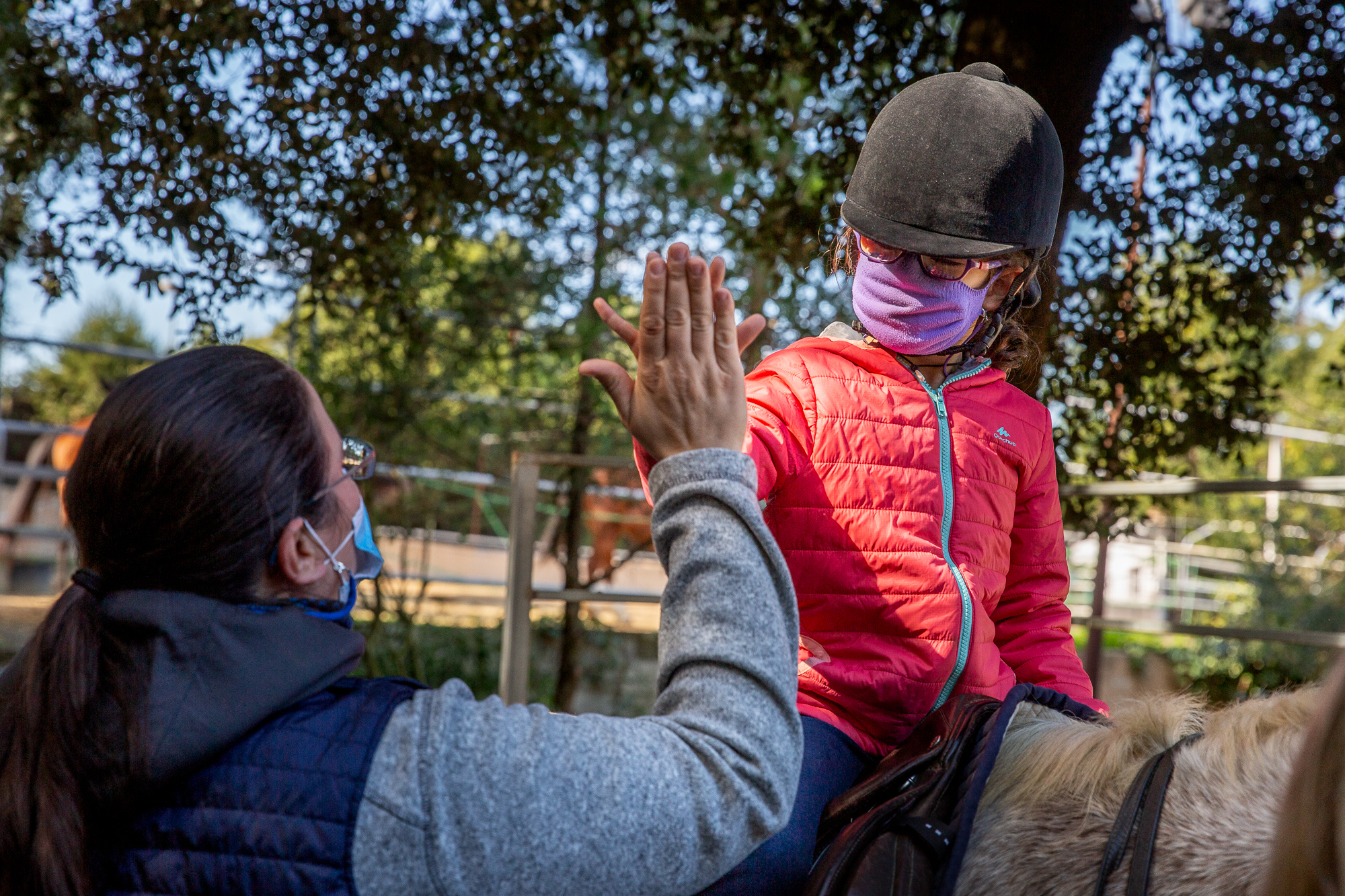 Cabalgando la Vida, caballos ayudan a niños y niñas supervivientes de cáncer